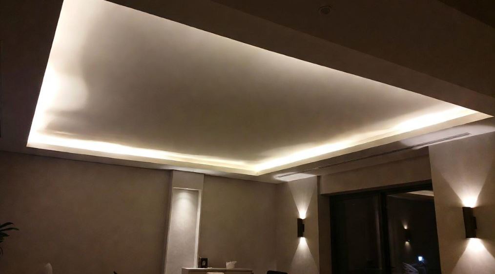 plafond avec éclairage indirect LED diffusant une lumière douce