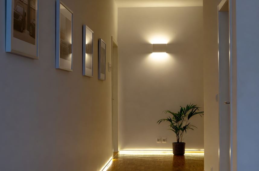 lumière indirecte dans un couloir ruban led sur plinthes