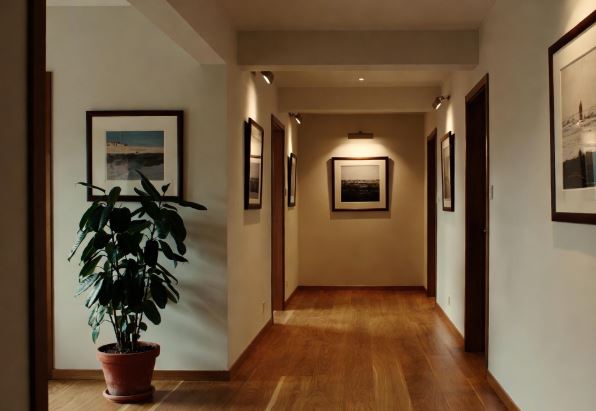 Lumière indirecte dans un couloir