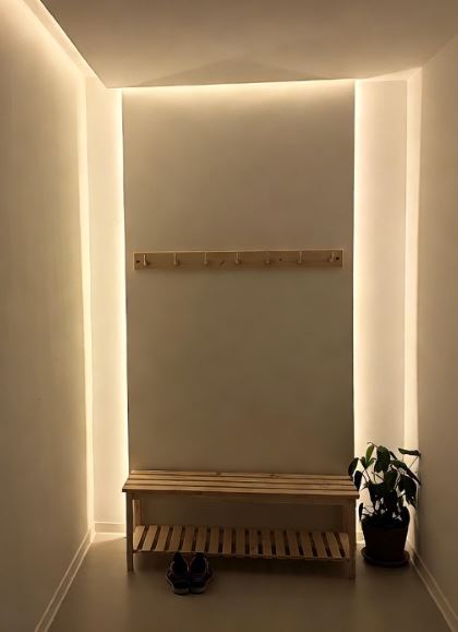 Lumière indirecte dans une entrée avec bande led