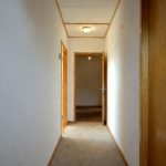 Couloir étroit : comment agrandir l’espace avec la lumière indirecte ?