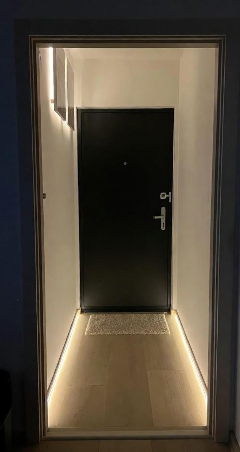 Entrée sombre éclairée par lumière indirecte au sol